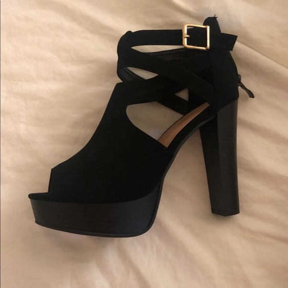 Black heels - Picture 2 of 5